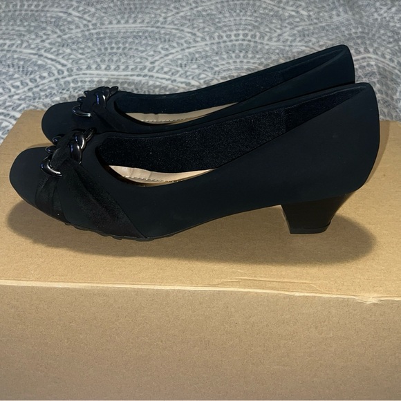 Womens Size 9 Bella Hanna Low Heel Pumps Black Nubu New In Box - Picture 2 of 9